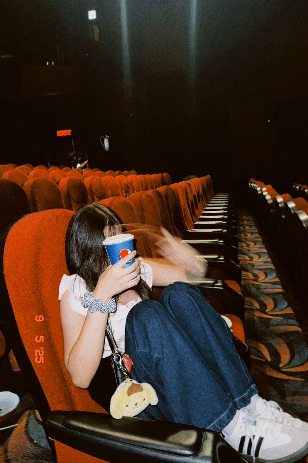 Ir al cine sola