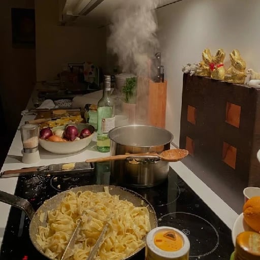 Cocina - Ambos pueden cocinar juntos, uno cocina, otro lava, pueden mirarse mutuamente, aprender del otro, recetas nuevas, improvisar, cambiar recetas e ingredientes.