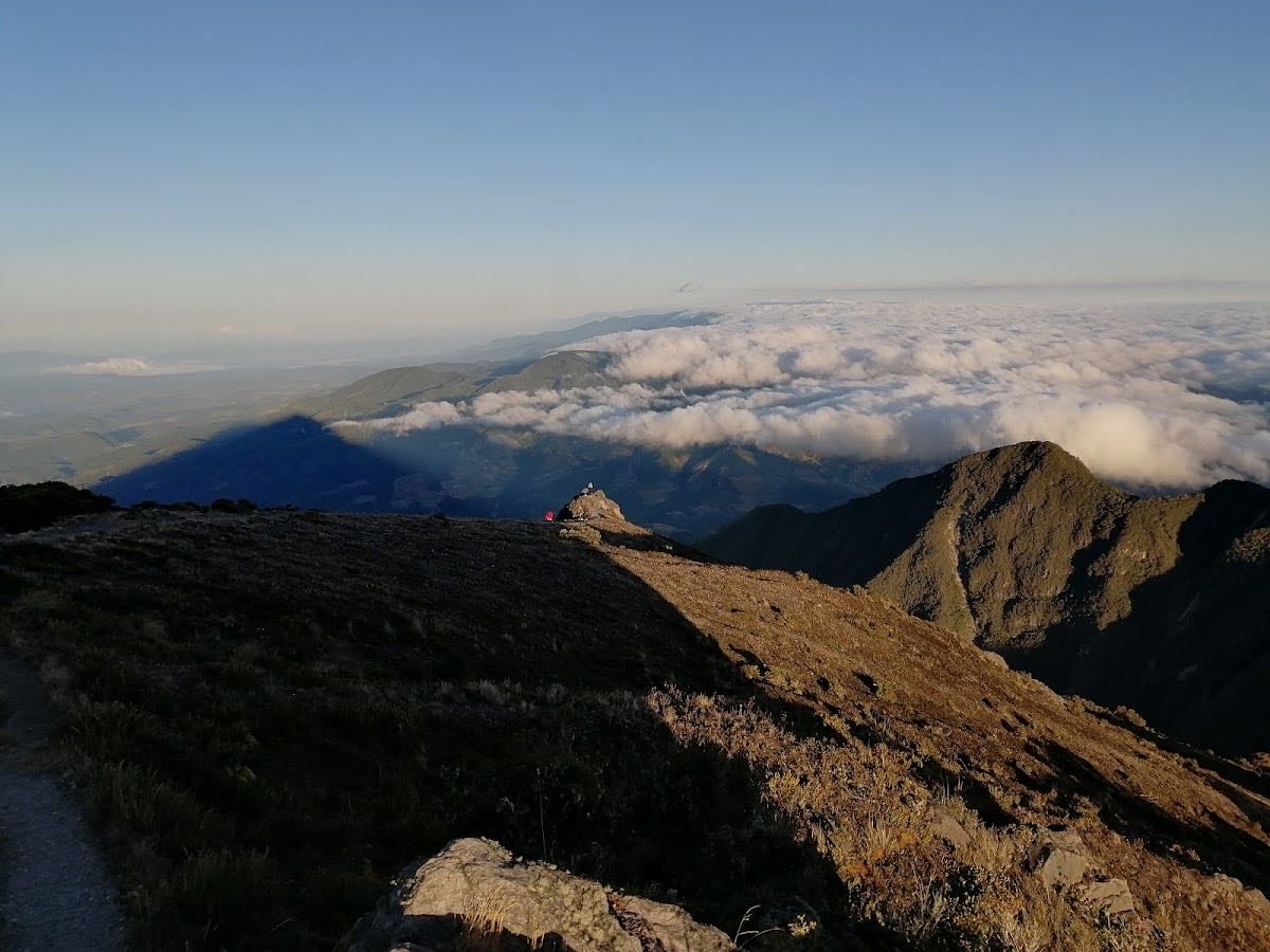 Volcán Barú - 📍 Volcán Barú – Ruta Paso Ancho, Chiriquí
• Sendero: Ruta difícil (~16 km), con gran desnivel y vistas a ambos océanos.
• Horario: Entrada de 4:00 a.m. a 1:00 p.m.
• Costo: Nacionales $3 | Extranjeros $5