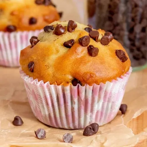 Muffins con chips de chocolate - En un vaso medidor grande se echan: un yogur natural o griego, 3 vasos de harina con levadura (*vasos: se utiliza el envase del yogur), 3 huevos, un vaso o un vaso y medio de azúcar normal o moreno, un vaso de aceite, se bate con una batidora hasta que no queden grumos, se hecha las chips de chocolate y se vuelve a batir. Se engrasa un molde apto para horno y se hecha la masa en el molde. Se mete en el horno a 180° 30 o 45min y se saca cuando puedas meter un cuchillo en un muffin y no salga con masa cruda. A disfrutar!