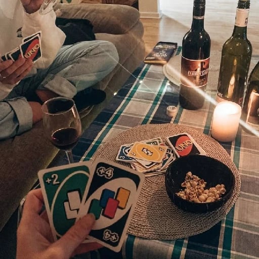 Juegos de mesa - Estas actividades pueden ser en conjunto a otras parejas o simplemente ustedes, juegos de cartas, de inteligencia, pensamiento, jenga, monopoly, los juegos que tengan.