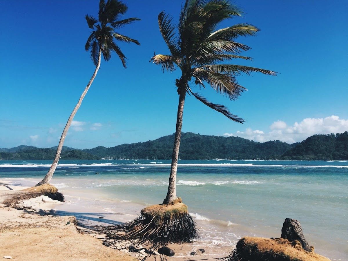 Isla Mamey - Isla pequeña con arena blanca y aguas estilo piscina natural. Acceso en lancha desde Puerto Lindo.