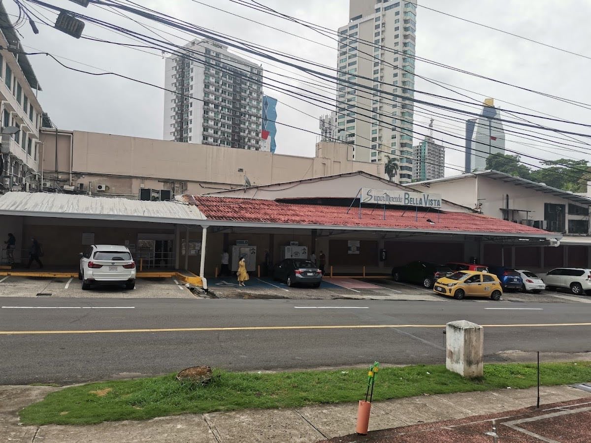 Riba Smith | Bella Vista - supermercado con sección de libros