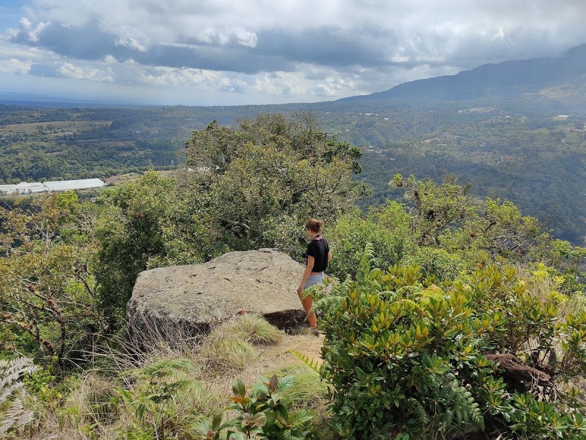 Piedra de Lino - 📍 Piedra de Lino – Boquete, Chiriquí
• Sendero: Subida corta (~1.3 km), empinada y resbaladiza, con vistas panorámicas.
• Horario: Sin horario oficial; ideal empezar temprano.
• Costo: Gratis; estacionamiento opcional ~$2.