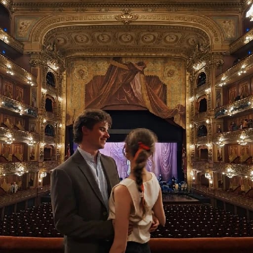 Velada en el teatro - Una noche de orquesta con las manos entrelazadas.
