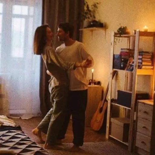 Clases de baile improvisadas en casa - Aprender tango, salsa o lo que sea divertido.