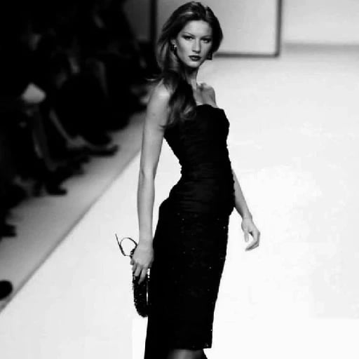 Gisele Bündchen.Es una de las figuras más icónicas de la historia de la moda, famosa por su potente forma de desfilar (el famoso "horse walk"), por haber sido uno de los ángeles más emblemáticos de Victoria's Secret y por dominar las pasarelas de la alta costura durante los años 2000. - Gisele Bündchen.
