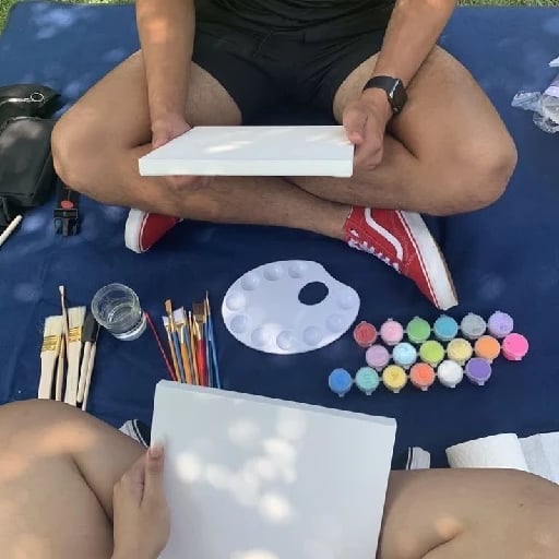 Colorear - Una dinámica divertida es pintar algún boceto o simplemente improvisar con lo que cada uno elija, pueden definir un tema en particular o algo al azar.