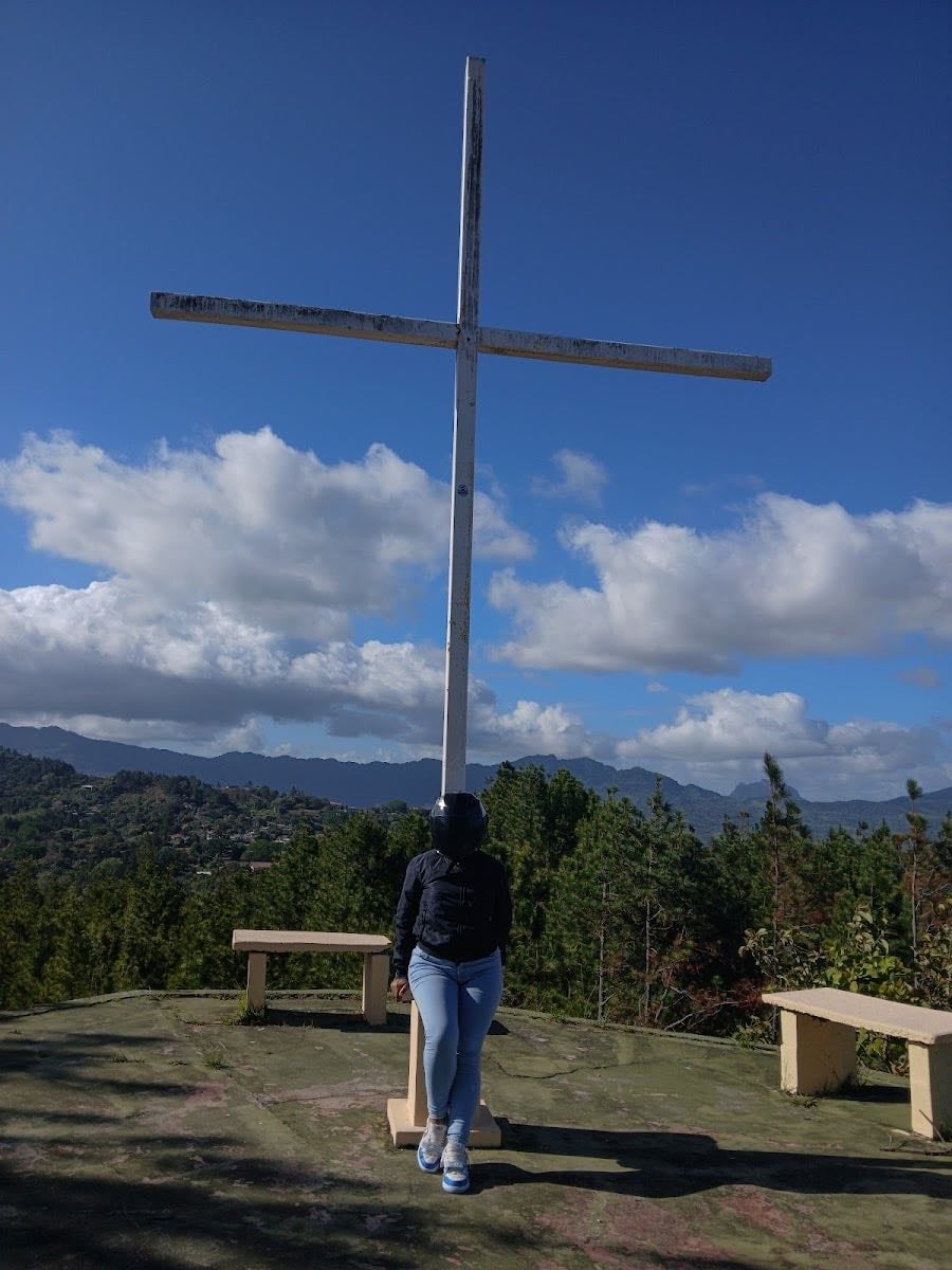 Cerro de La Cruz. - 📍 Cerro La Cruz – Altos de Campana, Chame
• Sendero: Subida moderada con vistas a la Bahía de Chame. Tramo con cuerda al final y una cruz en la cima.
• Horario: Lunes a domingo: 8:00 a.m. – 4:00 p.m.
• Costo: Nacionales $3.00 | Extranjeros $5.00
Se debe hacer una reserva con al menos 72 horas de anticipación escribiendo a:
📩 reservaparquecampana@miambiente.gob.pa