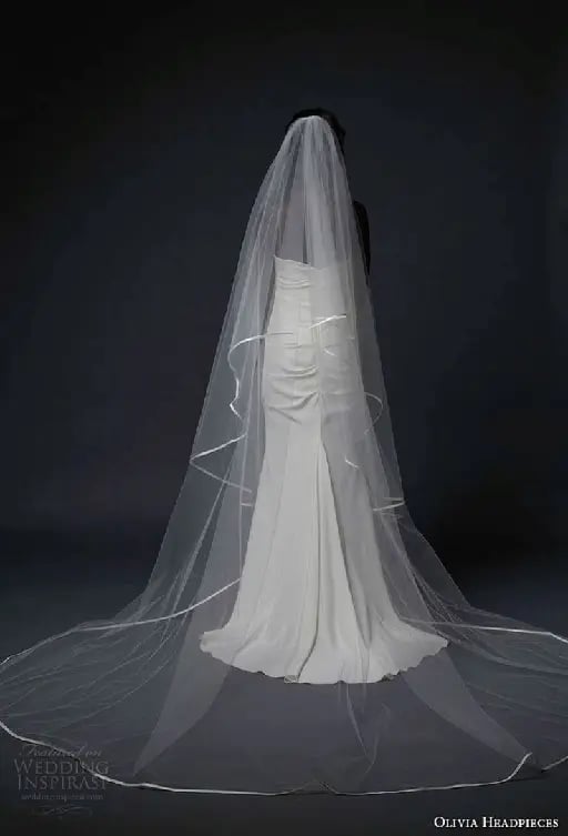 un velo muy grande - creo q lo ví en alguna película y dije woow en mi boda tendré un velo igual de grande