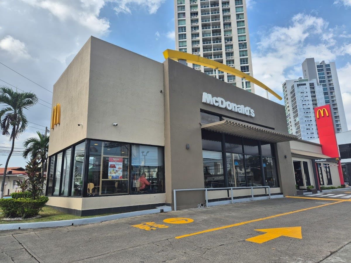 McDonald's - Qué dan: un producto gratis y descuentos un día antes y un día después de tu cumpleaños.
Cómo: registrándote en la app de McDonald’s; el cupón te llega al correo