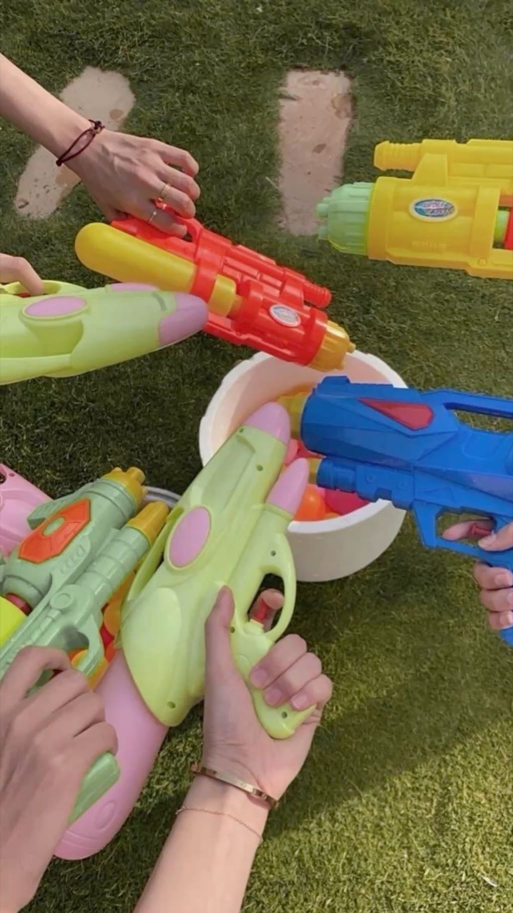 Hacer una guerra de agua - Con pistolas de agua o manguera