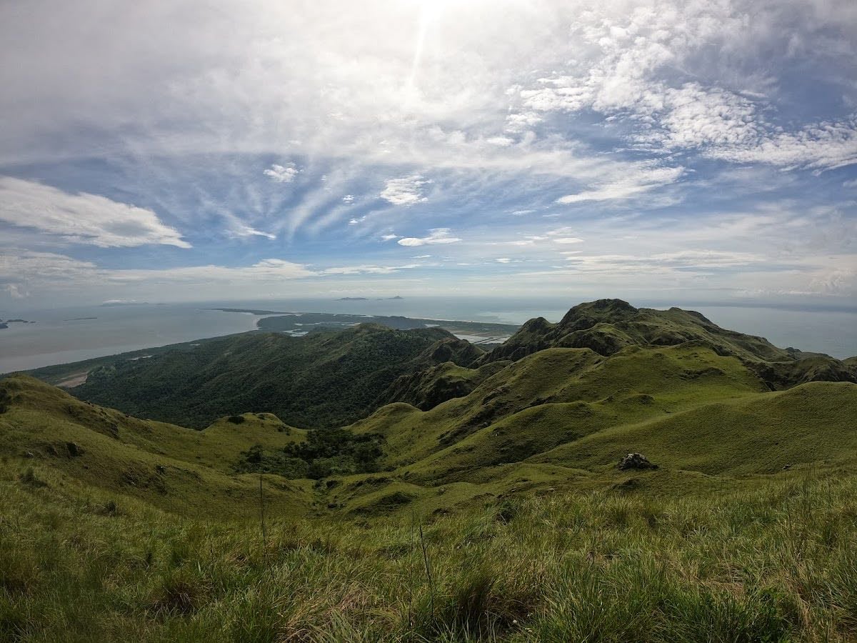 Cerro Chame - 📍 Cerro Chame – Bejuco (distrito de Chame, Panamá Oeste)
• Sendero: Ascenso moderado a 565 m, ~4.2 km (ida), con tramo rocoso y miradores 360° hacia la costa y la ciudad .
• Horario: Recomendado iniciar temprano (6:00 a.m.), sin horario oficial .
• Costo: Entrada gratuita