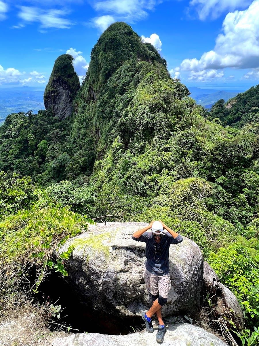 Cerro Trinidad - 📍 Cerro Trinidad – Capira, Panamá Oeste
• Sendero: Tres rutas principales, la más accesible parte desde el pueblo de Trinidad. Incluye tramos empinados y secciones donde se requiere usar cuerdas. Nivel de dificultad: media‑alta a difícil .
• Horario: No hay un horario oficial, pero es recomendable iniciar temprano, en las primeras horas del día ().
• Costo: Gratis