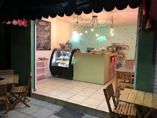 Melo Café - A mí no me gustan los roles de canela, pero este está muy muy delicioso. También su página de pollo y pesto es deliciosa.
