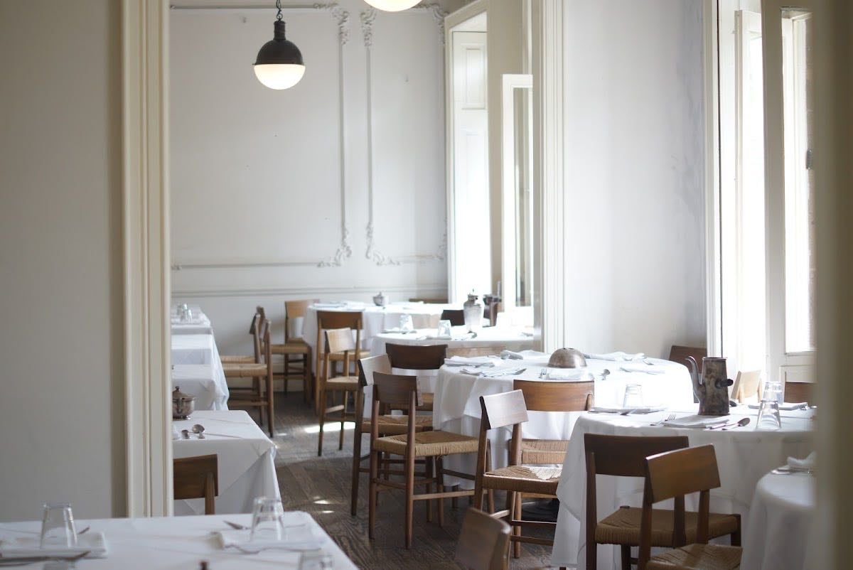 Casa Virginia - Mejor plato: carne en salsa de jamaica y los camarones Ambiente: el restaurante es arriba de una casa antigua súper bonita. Los platillos están deliciosos pero si les recomendamos reservar ya que normalmente se llena bastante.