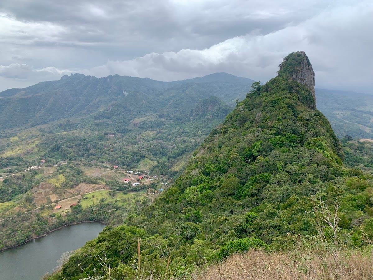 Cerro Picacho - 📍 Cerro Picacho – Laguna de San Carlos, San Carlos, Panamá Oeste
• Sendero: Tramos rocosos y resbaladizos especialmente tras lluvias; vistas panorámicas de la laguna y el Pacífico .
• Horario: No hay horario oficial; recomendable iniciar temprano en mañana (6:00 a.m. – 10:00 a.m.).
• Costo: Entrada al sendero y estacionamiento en la laguna es gratis.