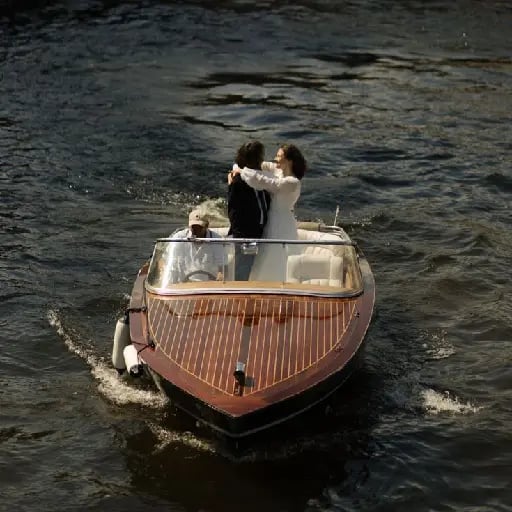 Un paseo en lancha - Navegar por el lago, admirando las mansiones históricas.
