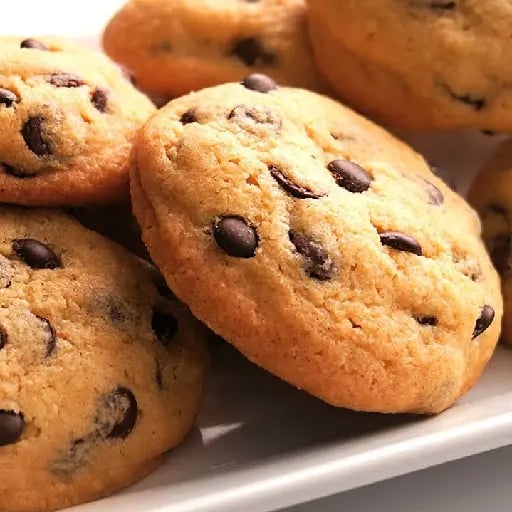 Galletas con chips de chocolate - -60gr de manteca
-1/4 de taza de azúcar
-1/4 de taza de azúcar rubio( si tenés sino podés agregarle en total media taza de azúcar común)
-1 huevo y esencia de vainilla
-1 taza de harina leudante ( podés reemplazarlo por harina común y 1 cucharada de polvo para hornear)
- media cucharadita de bicarbonato
- media taza de chips de chocolate
🍪Ponemos todos los ingredientes en ese orden. Mezclamos y formamos una masa homogénea. Agregamos los chips
🍪Formamos bolitas y las llevamos a una placa con manteca. Por arriba volvemos a agregarle chips😉
🍪Horno medio por 20min aprox. Apenas están doradas ya están,no las dejes tanto tiempo en el horno sino quedan duras!