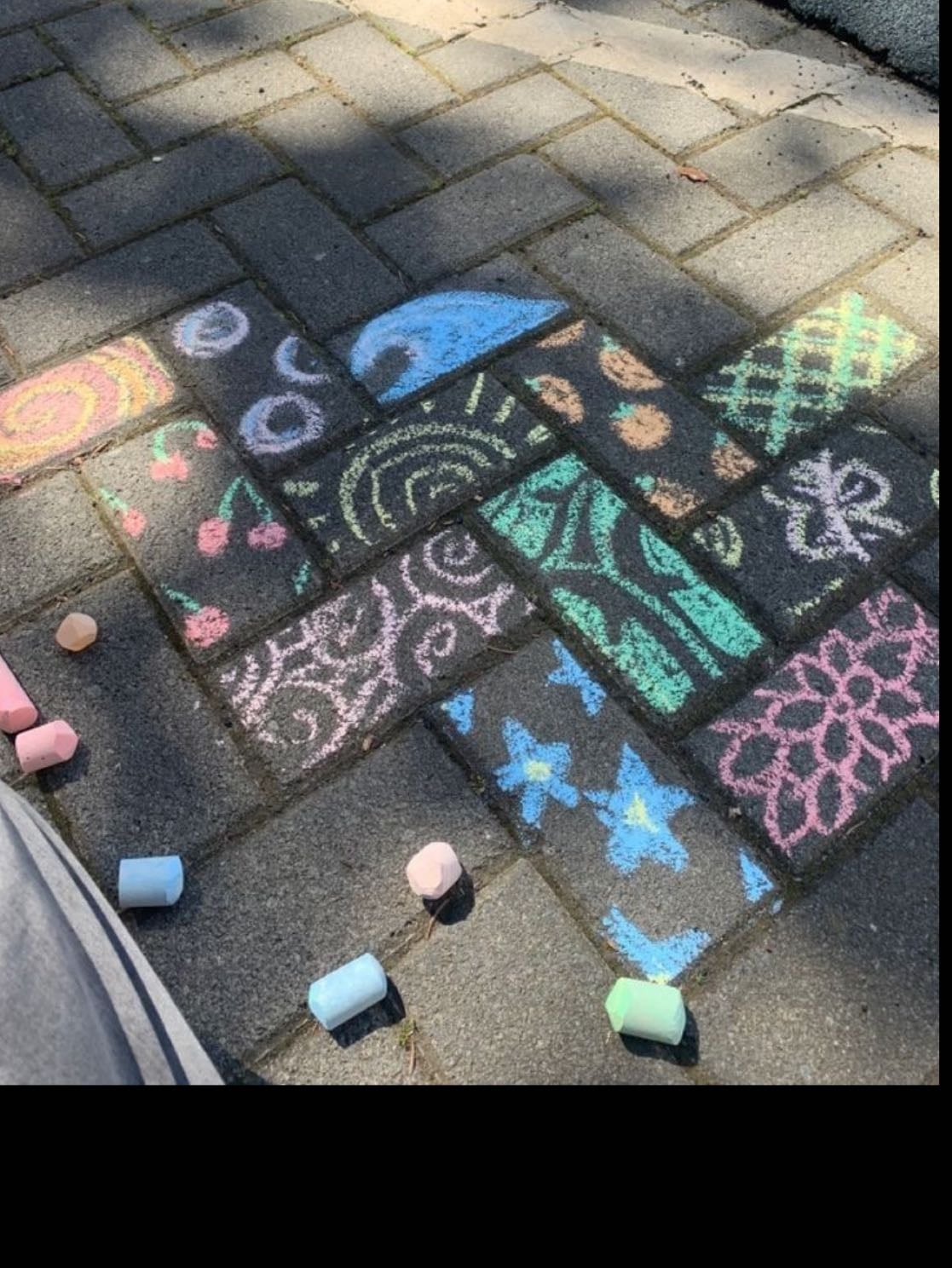 Pintar el suelo con tizas - Como cuando éramos niños