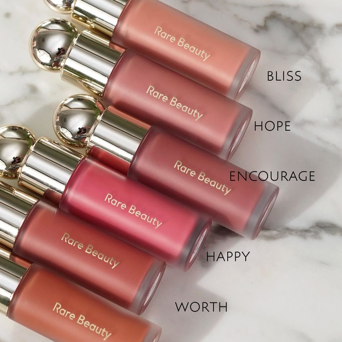 rare beauty blushes - rubor, con un puntito ya es más que suficiente y eso que yo tengo blush blindness y no tengo control. los tonos son HERMOSOS y vale la pena el precio porque duran muchísimo tiempo por la cantidad de pigmento que tienen