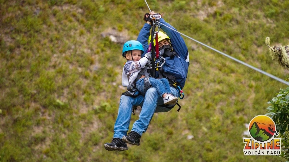 Finca El Oasis - ⛳ Actividades
• Senderismo por senderos boscosos
• Canopy con tirolesa “The Falcon” (1.3 km)
• Paseo en 4x4 hasta la cima del Volcán Barú
• Interacción con ovejas
Horario: Lunes a domingo, 8:00 a.m. – 4:30 p.m.
Costo: Pasadía $30, senderismo $35, canopy $65, excursión cima $120, hospedaje desde $250/noche