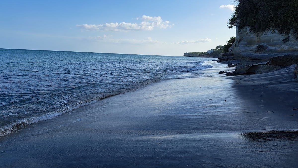 Playa Río Mar - Ideal para surfistas principiantes y paisajes bonitos.