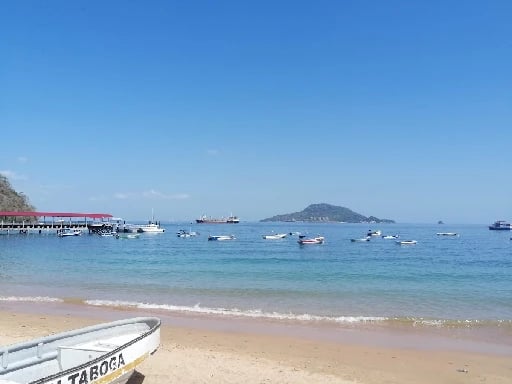 Isla Taboga - A solo 30 minutos en ferry desde la Calzada de Amador, Agua tranquila, vistas a la ciudad y perfecta para bañarse o fotos.