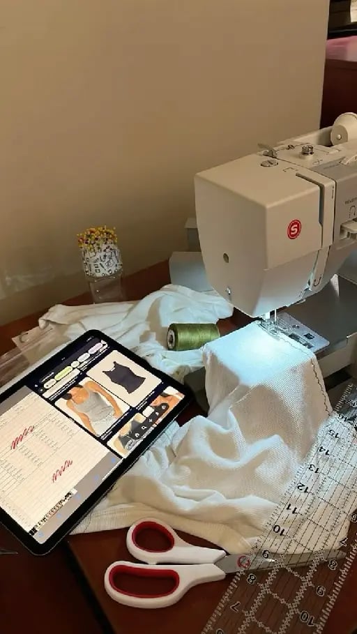 Costura - Aprender a coser es importante, ya que además de poder arreglar prendas, podemos crear nuevas prendas desde 0 y explorar nuestra creatividad