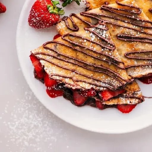 Crepes - 125 gr harina de trigo, un huevo, una cucharada y media de azúcar,un chorrito de aceite y 250ml de leche, (se mezcla), se pone la masa en una sartén grande (una cucharada por crep) y le pones el topping que quieras! (en ese orden)