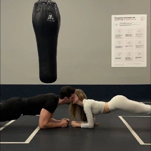 Gimnasio - Hacer actividad física en pareja puede ser un plus para ambos, cuidan du salud al mismo tiempo que están juntos, pueden ir a correr, ir al gimnasio, hacer algún deporte juntos, etc.