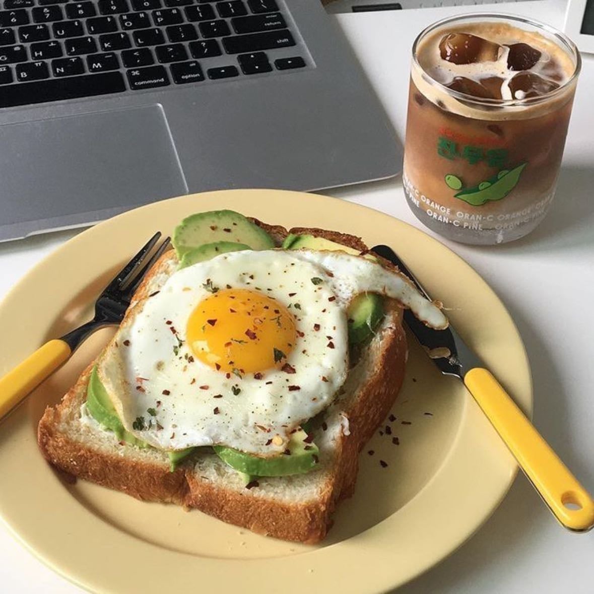 Desayunar - Desayuno nutritivo, café y tostada o fruta.