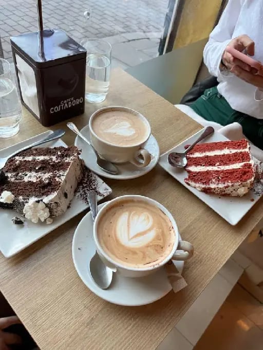 Visitar Cafeterías - Visitar diferentes cafeterías y explorar nuevos sabores en el menú nos va a permitir considerar nuevas opciones