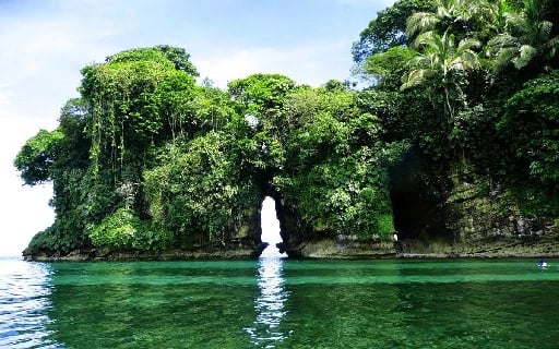 Isla Pájaros - Es un área protegida, un peñón en medio del mar llena de belleza natural y con un ¨jardín en lo alto¨ donde viven muchísimos tipos de aves