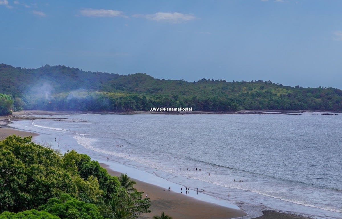 Playa Torio - Aguas claras y vegetación cercana. Muy buena para nadar y explorar.