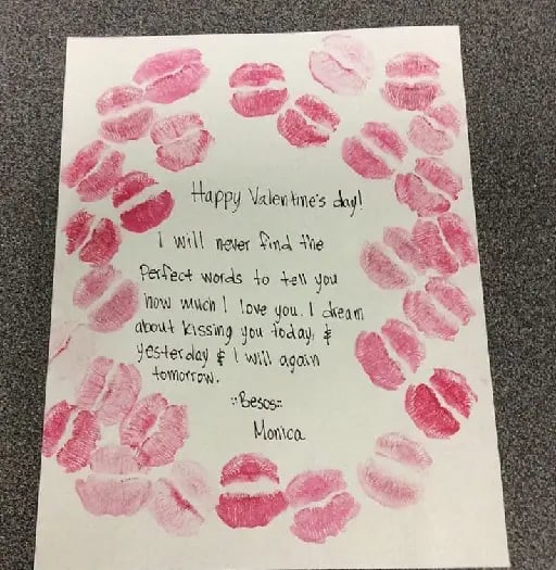 Cartas - Materiales: Papel, labial y lapicera. Este regalo es bastante común, pero un muy lindo detalle. Debes escribirle algo lindo a tu pareja, ya sean tus sentimientos por él, recuerdos o palabras bonitas. Luego debes pintar tus labios con los tonos que más te gusten y dejar la marca de los besos en la hoja. No debes hacerlo de la manera que se muestra en la foto si no quieres, puedes hacerlo en forma de corazón o lo que te guste. 💗