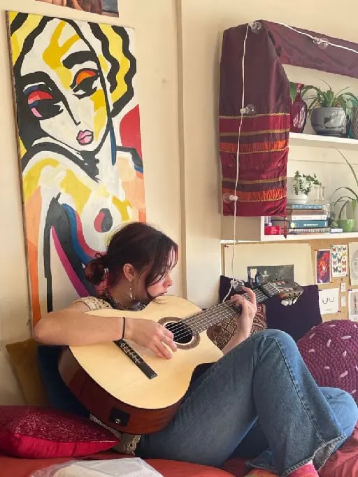 Tocar la guitarra