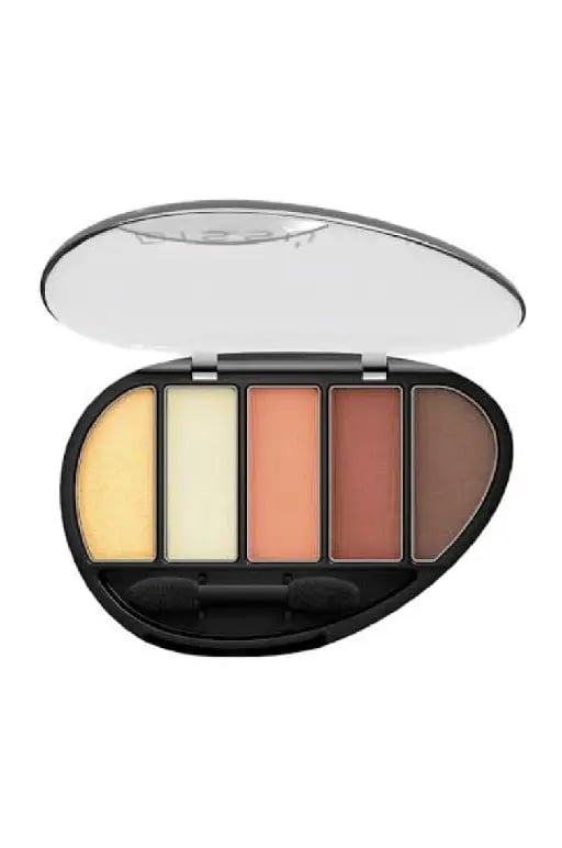 Sombras ♡ - Aplico sobra color café en los pliegues y brillo en el centro