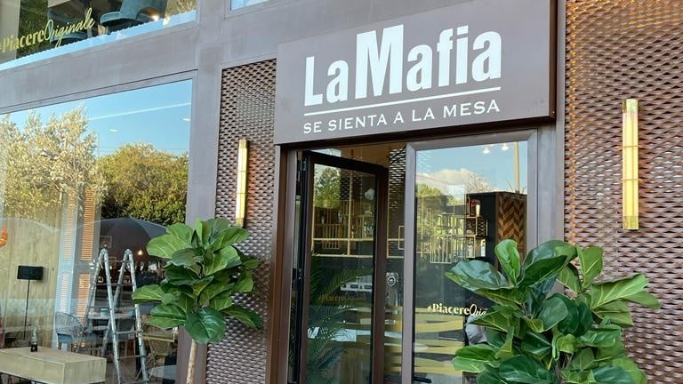 La Mafia se sienta a la mesa