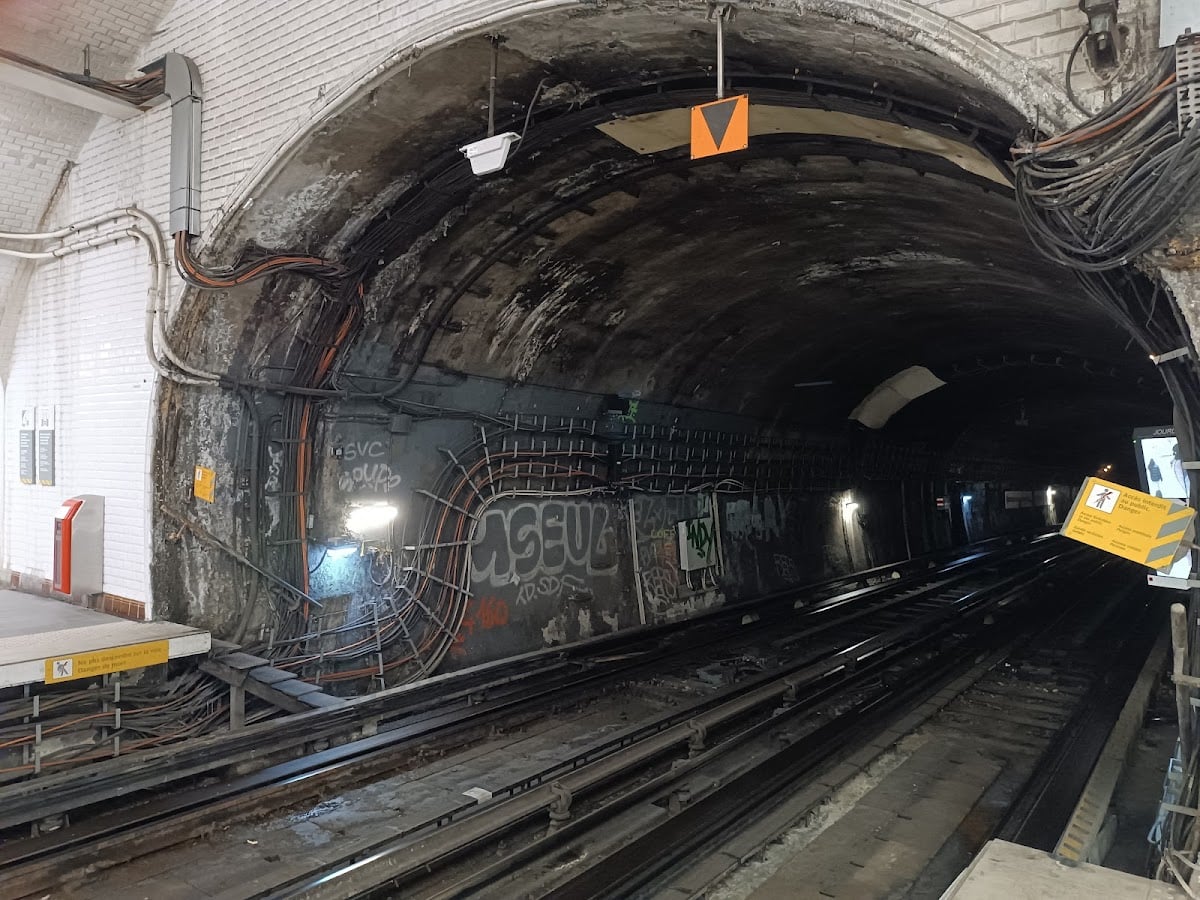 Metro - Line 6 (tower Eiffel view)