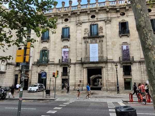 Palacio de la Virreina - súper céntrico + entrada libre (bancos dentro para descansar).
