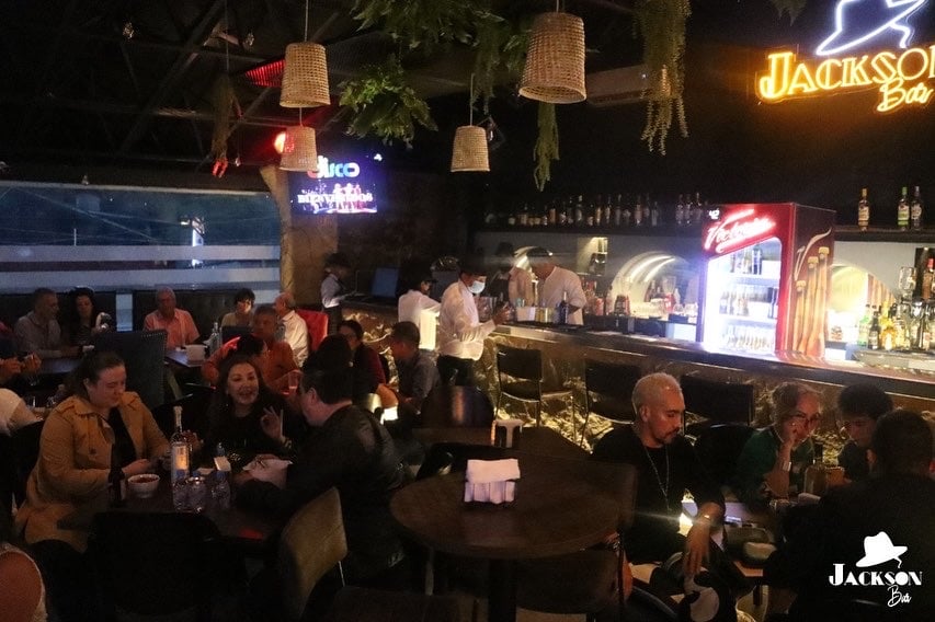 Jackson Bar Cuerna
