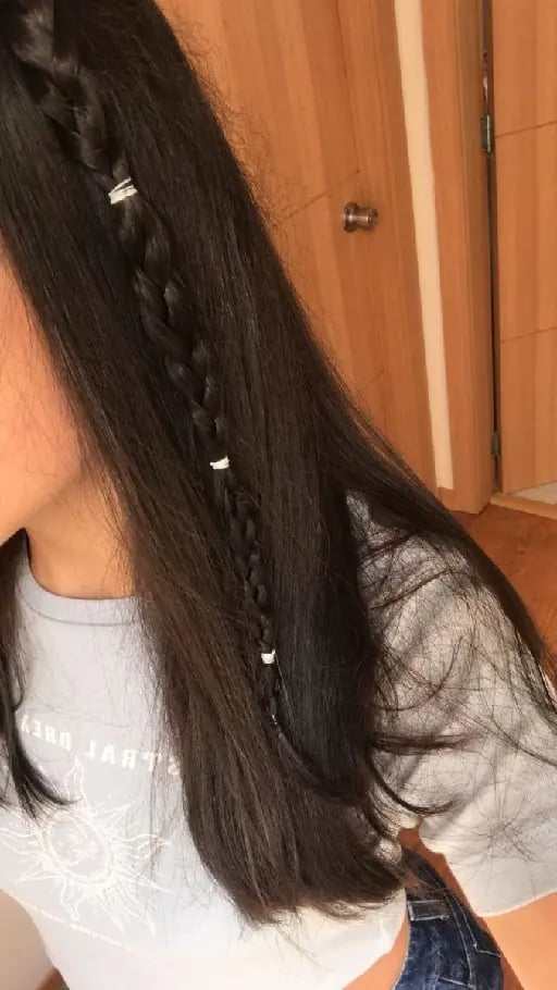 Trenzas a los costados con decoraciones/ligas