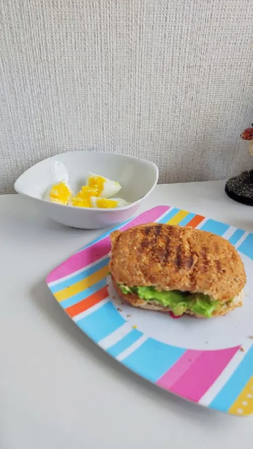 Pan integral con palta + huevos duros