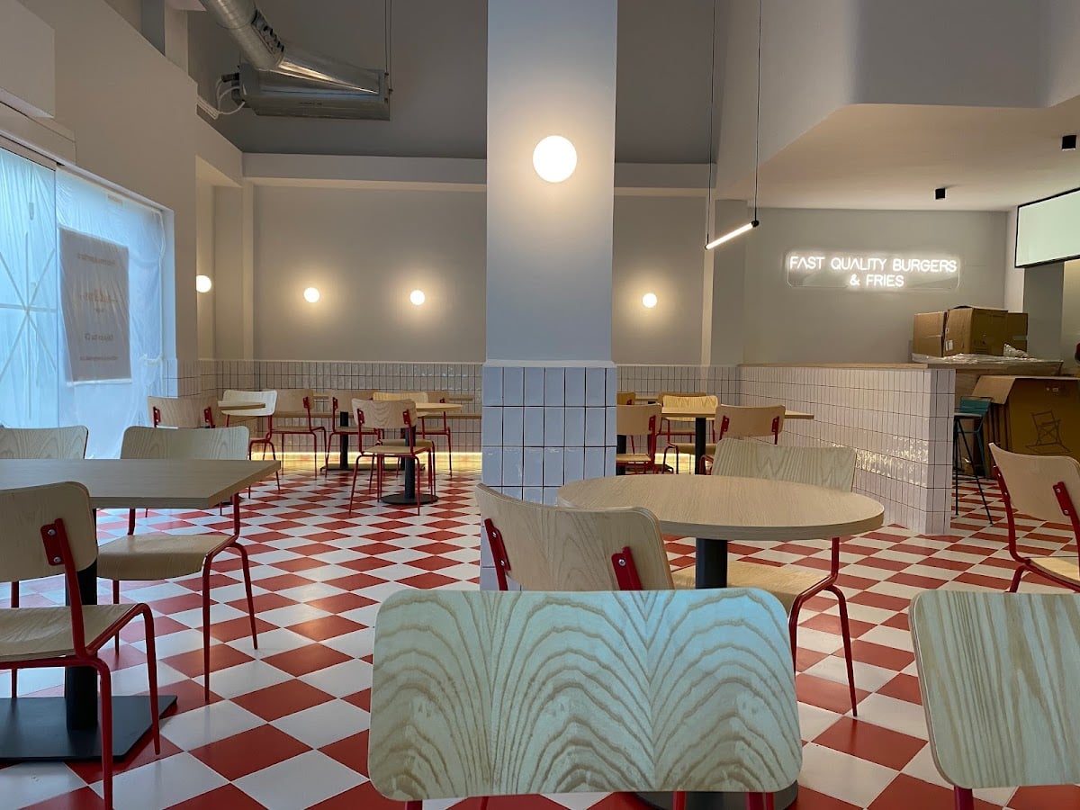 Redline Burger - Las mejores smash, sin lugar a dudas.
Tip de insider: pide la Oklahoma 🍔, no está en la carta y es la mejor!