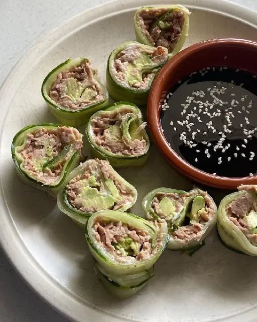 teriyaki chicken cucumber sushi rolls - sushi rolls envueltos en pepino