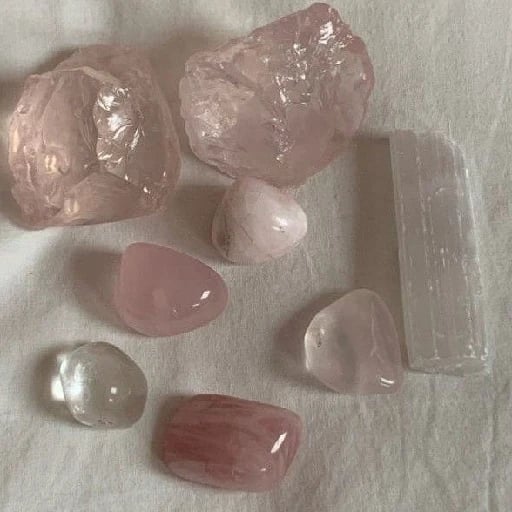 Cuarzo rosa - Gemstone of love, compassion and harmony. Rose quartz boosts self-worth and opens the heart for giving and receiving love.