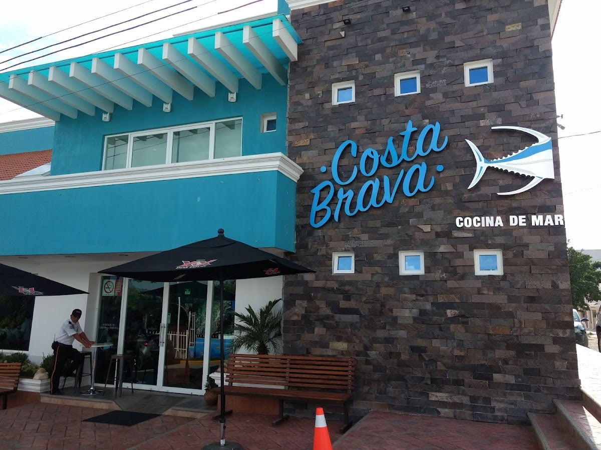 Costa Brava Mariscos - Restaurante de mariscos muy elegante. Los invito a probar los camarones al coco, están súper ricos. Se gasta por dos personas alrededor de 800 a 1,000 pesos mexicanos.