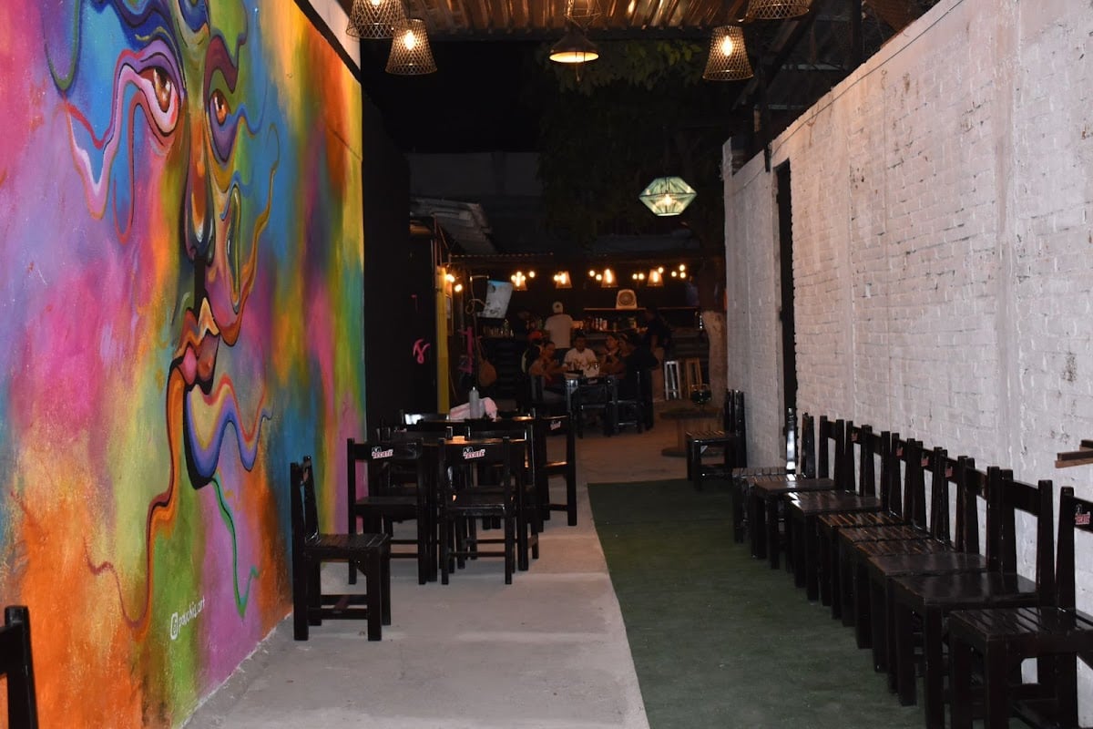 Bendito Trago - Para precopear. Música en vivo, buenos tragos y comidita rica. Un aprox de 200 a 300 pesos por persona.