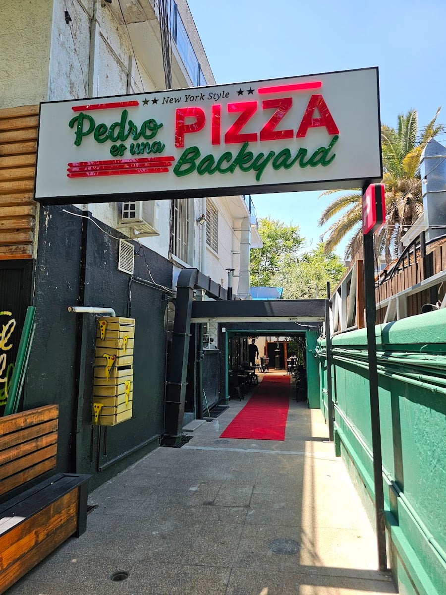 Pedro es una Pizza Backyard